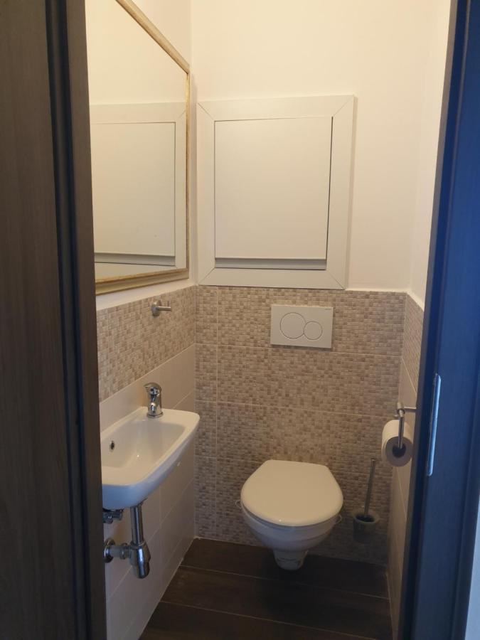Appartement Apartman Valentin à Komárno Extérieur photo